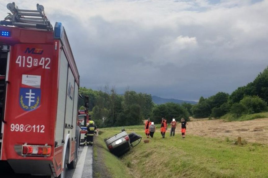 Dachowanie osobowej toyoty w Jasienicy Rosielnej Dachowanie osobowej toyoty w Jasienicy Rosielnej