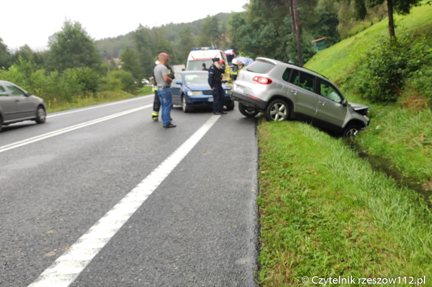 Wypadek w Lutczy. Volkswagen w rowie