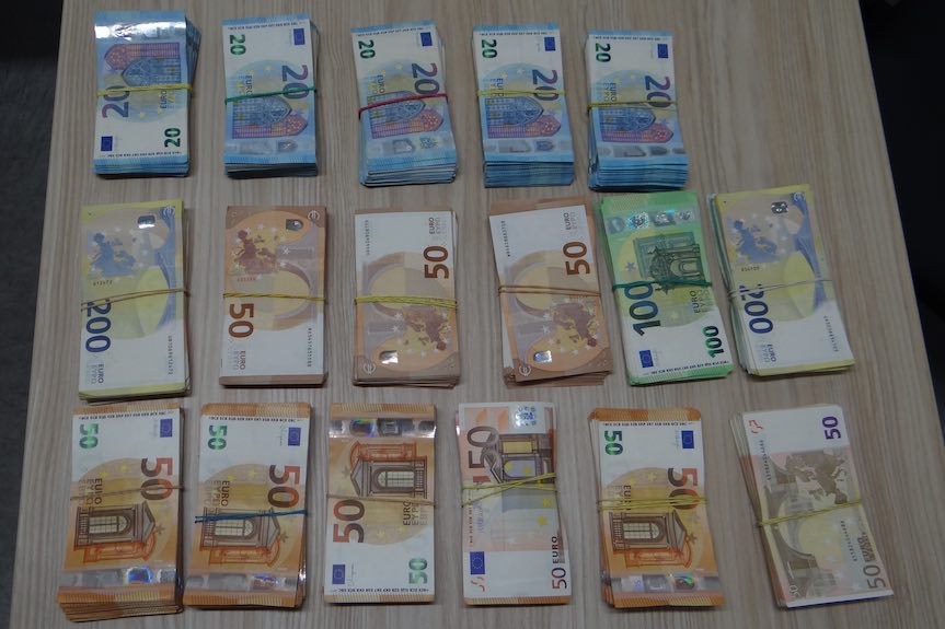 80 tys. euro ukryte w bagażu