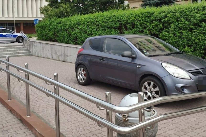 Zjechał na parking - schodami Zjechał na parking - schodami