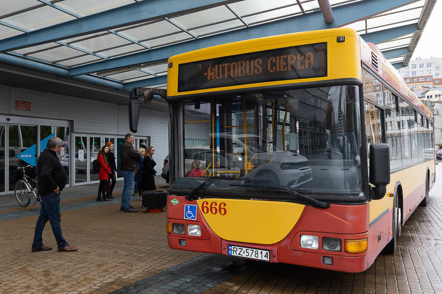 Autobus Ciepła rozwozi ciepłe posiłki potrzebującym w Rzeszowie
