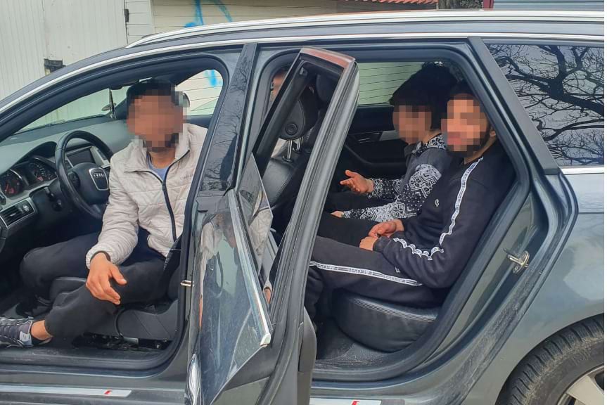 Dwóch nielegalnych imigrantów i trzech kurierów zatrzymanych w Lipowicy