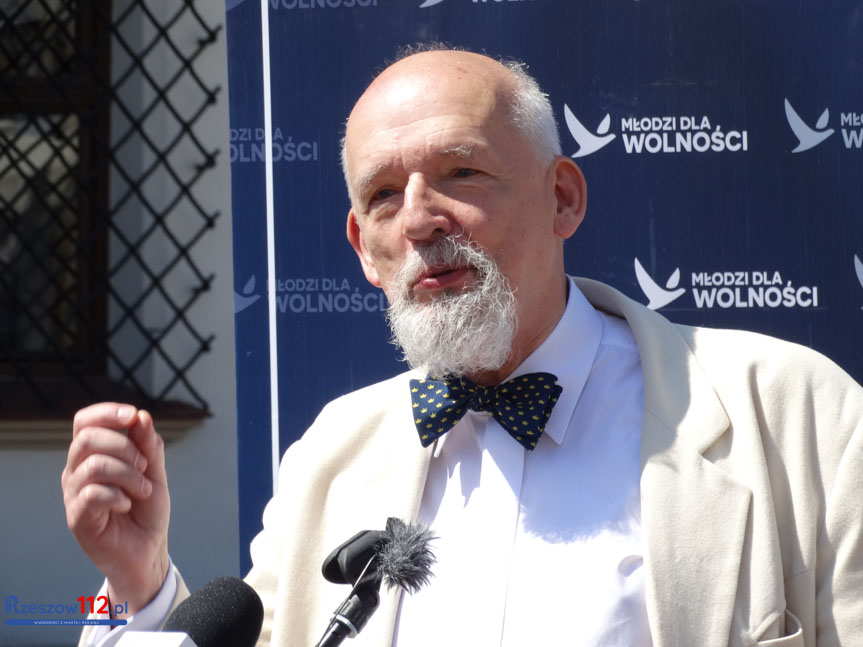 Korwin-Mikke - Janusz Korwin Mikke Pokazal Swoja Emeryture Toz To Obled 28 05 2021 Planeta : Bardzo lubię prywatnie komorowskiego, ale niedobrze, że został prezydentem.