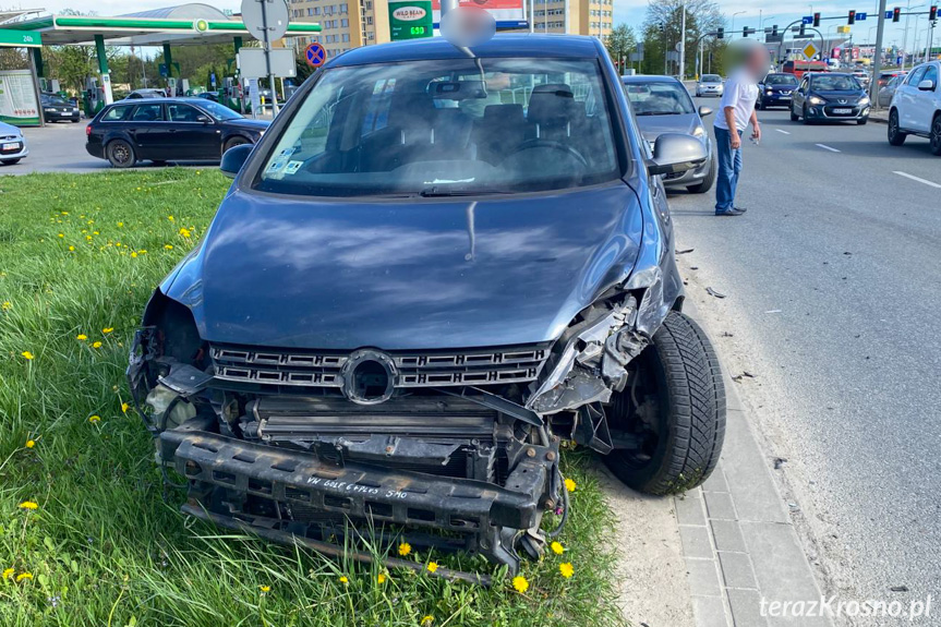 Kolizja osobówki z ciężarówką w Krośnie Kolizja osobówki z ciężarówką w Krośnie