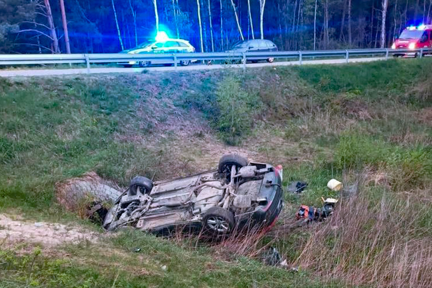 Pijany 31-latek wjechał samochodem pod pociąg towarowy