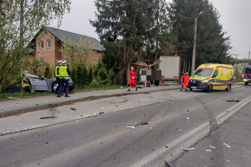 Poważny wypadek w Tyczynie. Tir wjechał w przystanek