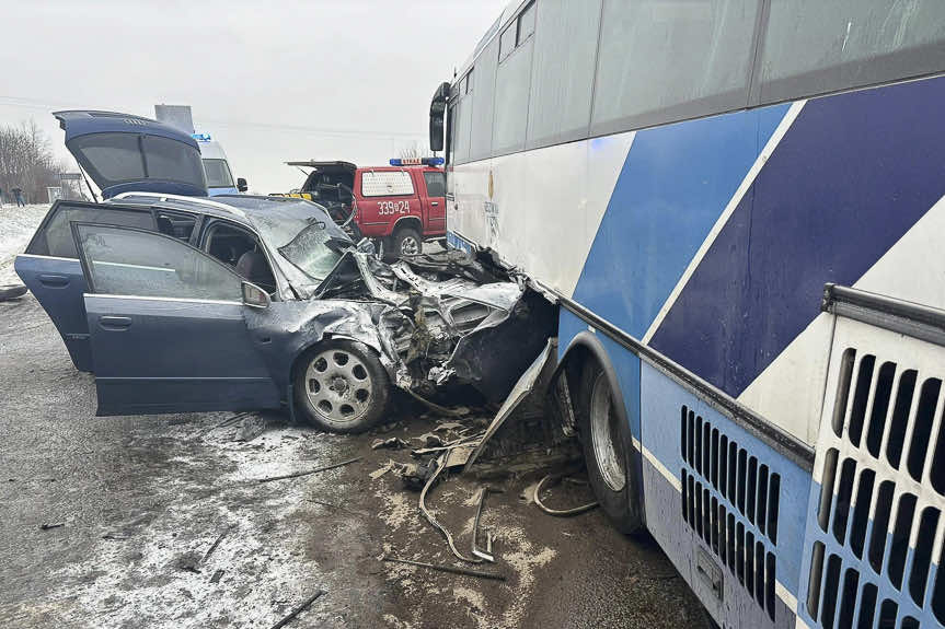 Poważny wypadek w Świlczy. Zderzenie autobusu z samochodem