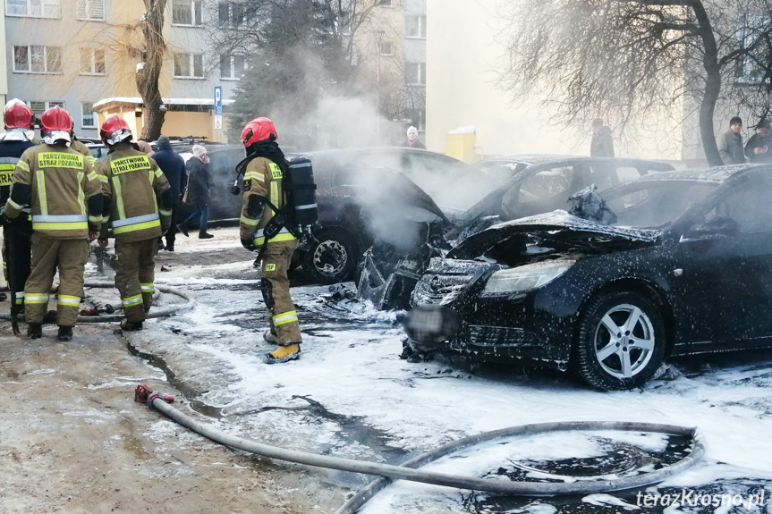 Pożar na parkingu. Spłonęły dwa samochody, trzeci uszkodzony