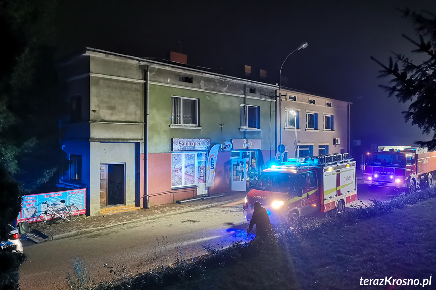 Pożar w kamienicy w Jedliczu. Policjanci pomogli mieszkańcom