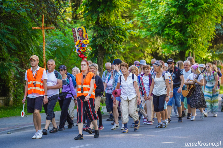 Radośni i pełni wiary. Pielgrzymi z Krosna wyruszyli na Jasną Górę