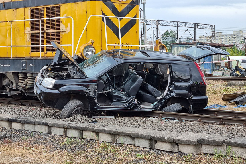 SUV zmiażdżony przez pociąg! Symulacja zderzenia ku przestrodze kierowców