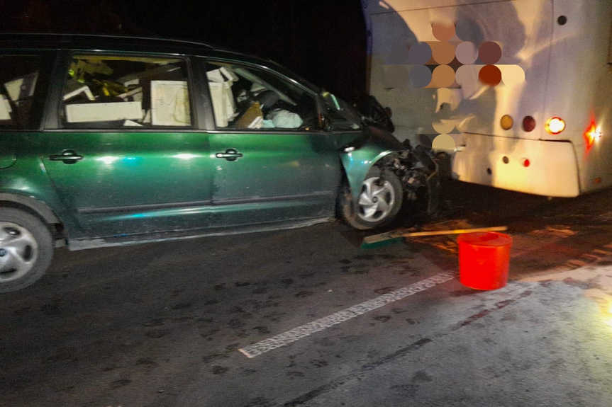 Uderzył w tył autokaru. Kierowca zmarł w szpitalu Uderzył w tył autokaru. Kierowca zmarł w szpitalu