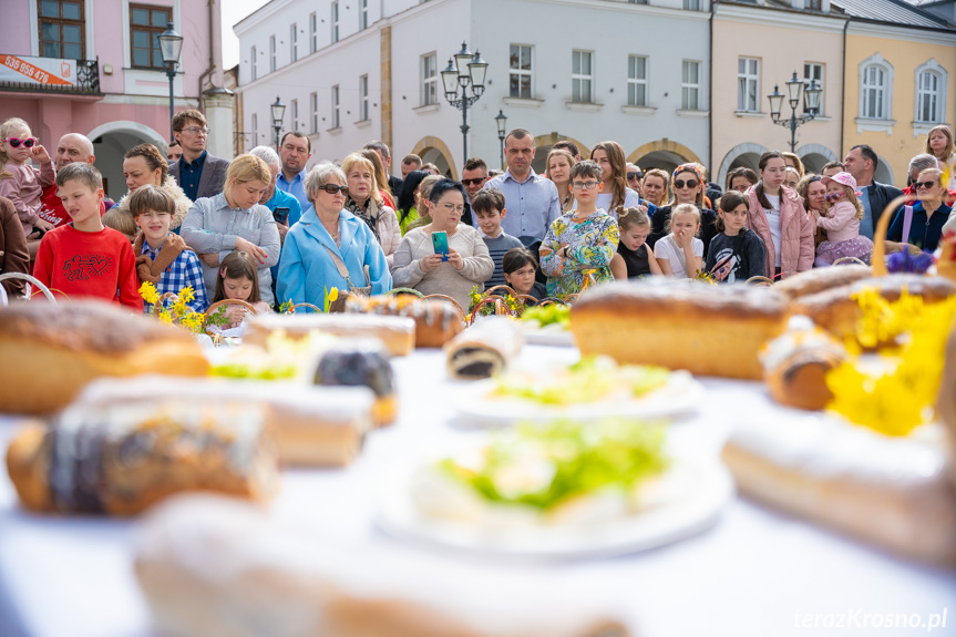 Wielkanocne święcenie pokarmów na rynku w Krośnie