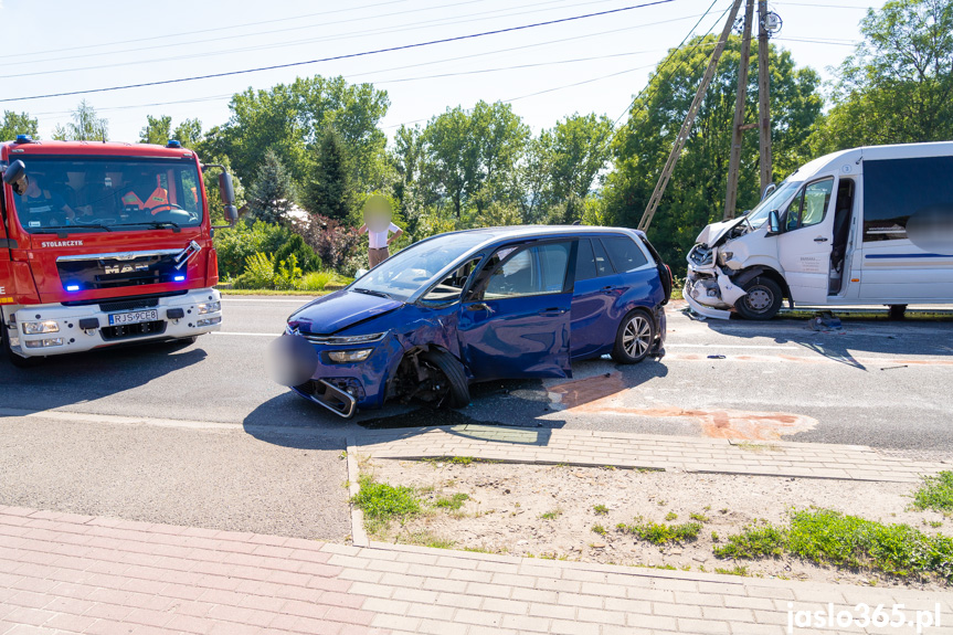 Osiem osób poszkodowanych w wypadku w Kołaczycach na DK73