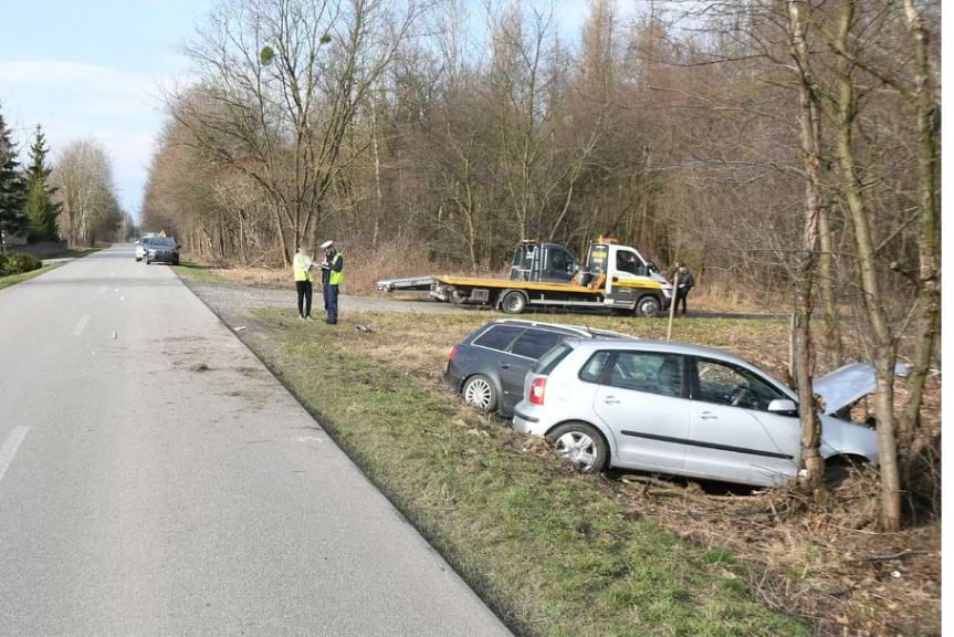 Zderzenie dwóch samochodów. Poszkodowane dwie osoby Zderzenie dwóch samochodów. Poszkodowane dwie osoby