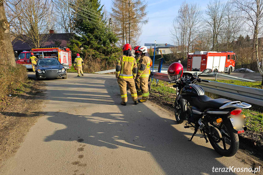 Zderzenie osobówki z motocyklistą w Odrzykoniu Zderzenie osobówki z motocyklistą w Odrzykoniu