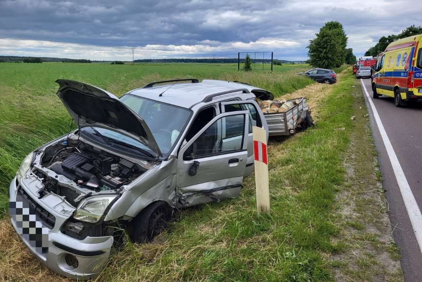 Zderzenie samochodów na DW 865. Dwie osoby w szpitalu