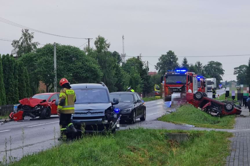 Zderzenie trzech samochodów na DW 985. Trzy osoby w szpitalu