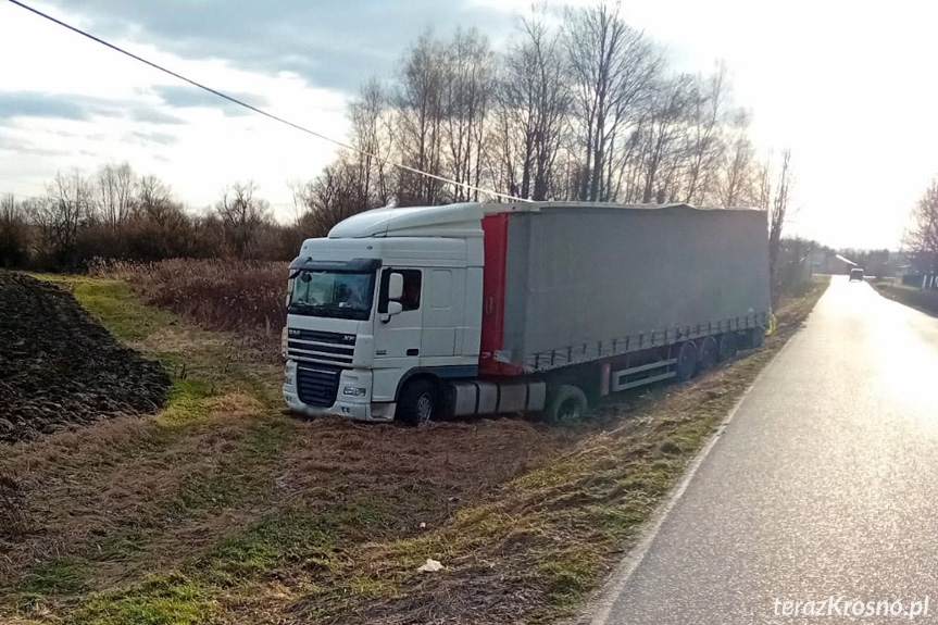 Zjechał TIR-em z drogi