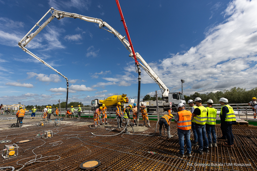 Budowa Wisłokostrady w Rzeszowie. 80 godzin lania betonu na estakadzie