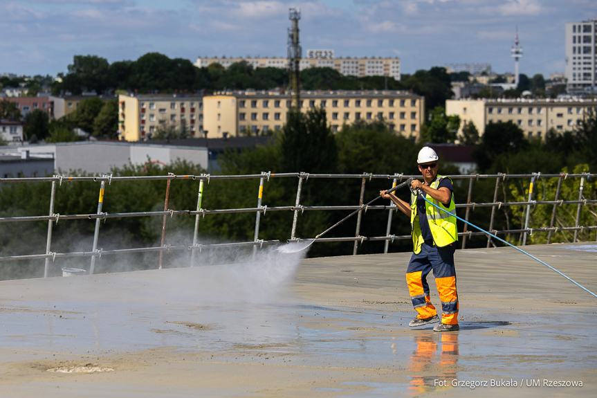 Budowa Wisłokostrady w Rzeszowie. 80 godzin lania betonu na estakadzie