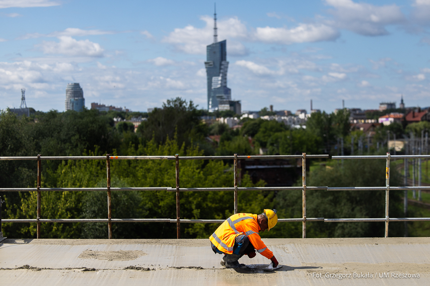 Budowa Wisłokostrady w Rzeszowie. 80 godzin lania betonu na estakadzie