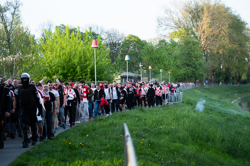 Derby Rzeszowa. Przemarsz kibiców Resovii pod stadion miejski