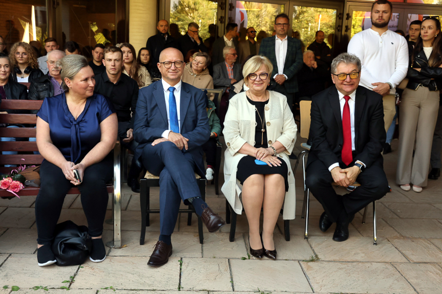 Pierwsi absolwenci kryminologii w WSPiA odebrali dyplomy ukończenia studiów