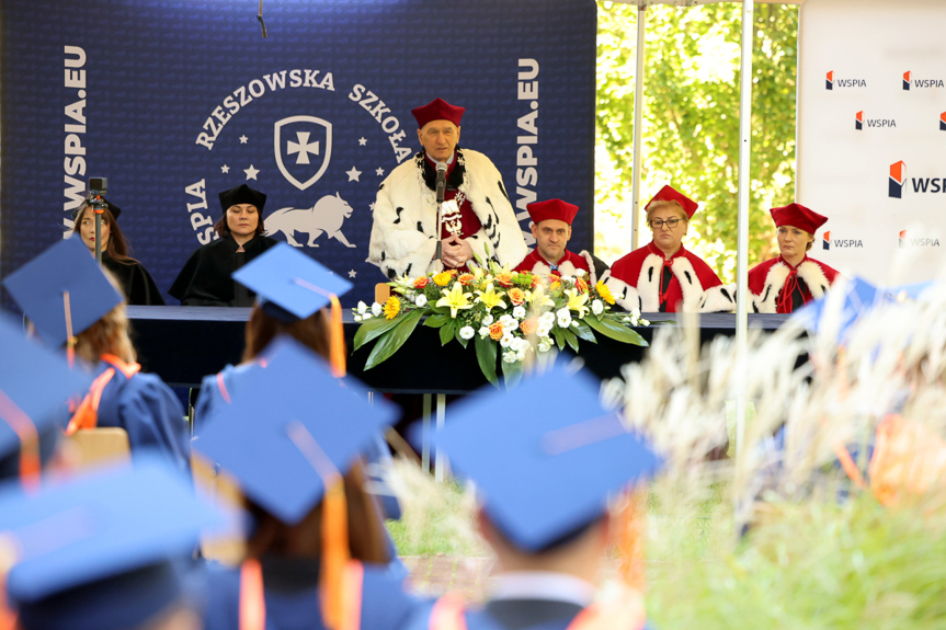 Pierwsi absolwenci kryminologii w WSPiA odebrali dyplomy ukończenia studiów