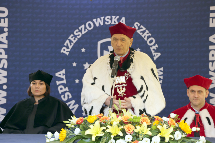 Pierwsi absolwenci kryminologii w WSPiA odebrali dyplomy ukończenia studiów