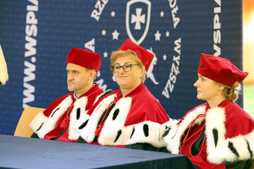 Pierwsi absolwenci kryminologii w WSPiA odebrali dyplomy ukończenia studiów