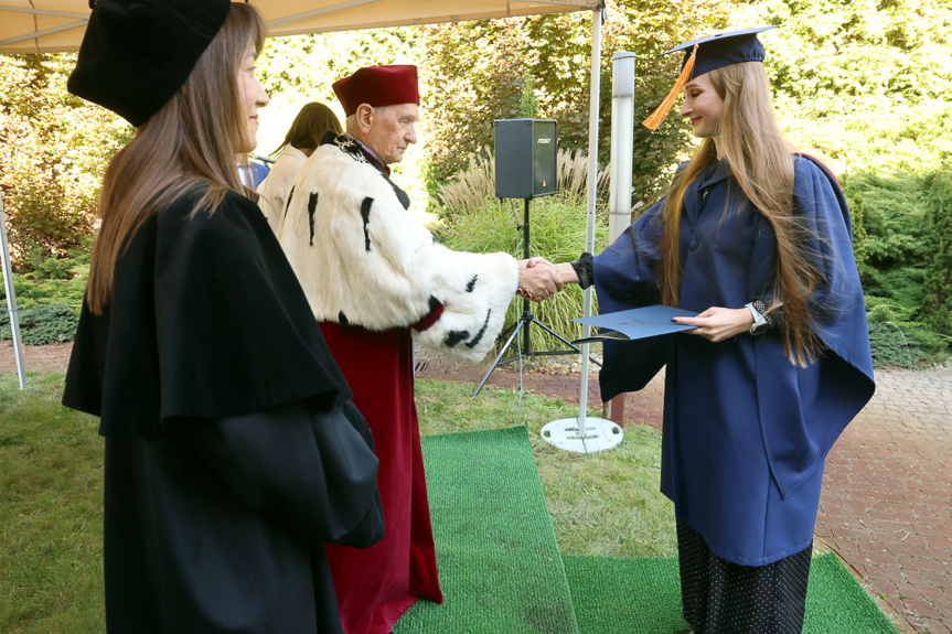 Pierwsi absolwenci kryminologii w WSPiA odebrali dyplomy ukończenia studiów
