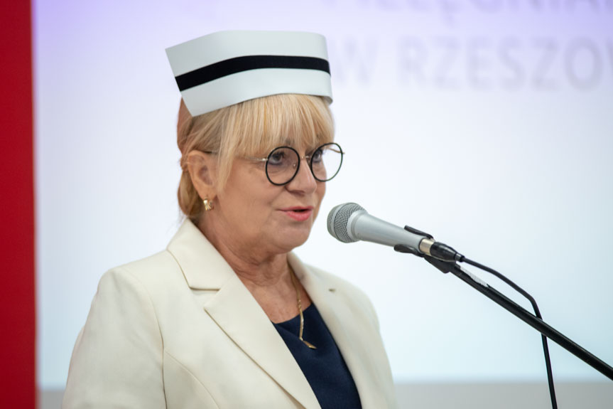 Pierwsze pielęgniarki i pielęgniarze odebrali dyplomy licencjata oraz czepki pielęgniarskie