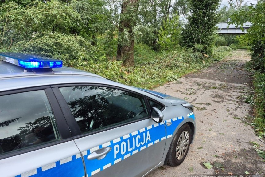 Podkarpaccy policjanci po przejściu burz – ewakuacja obozów harcerskich i wsparcie mieszkańców