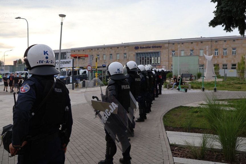 Policjanci zabezpieczali mecz pomiędzy drużynami Stali Rzeszów i Śląska Wrocław