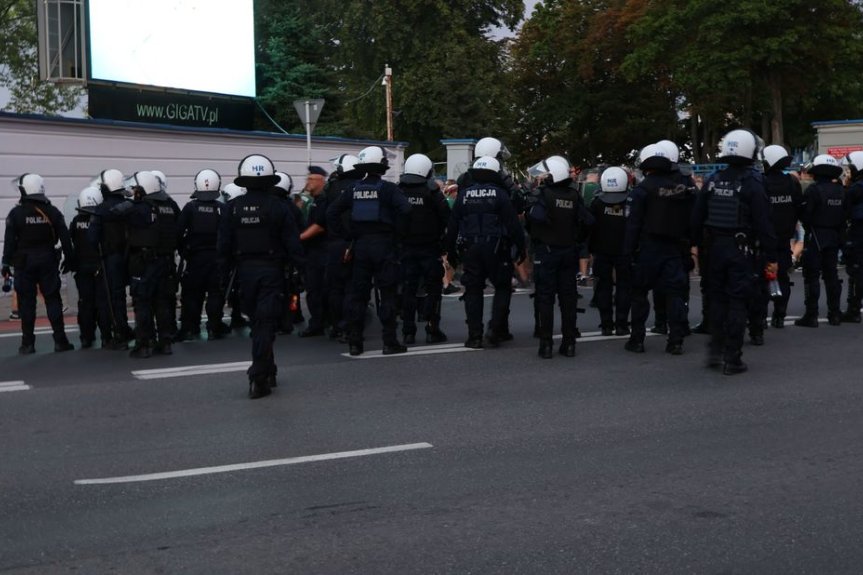 Policjanci zabezpieczali mecz pomiędzy drużynami Stali Rzeszów i Śląska Wrocław
