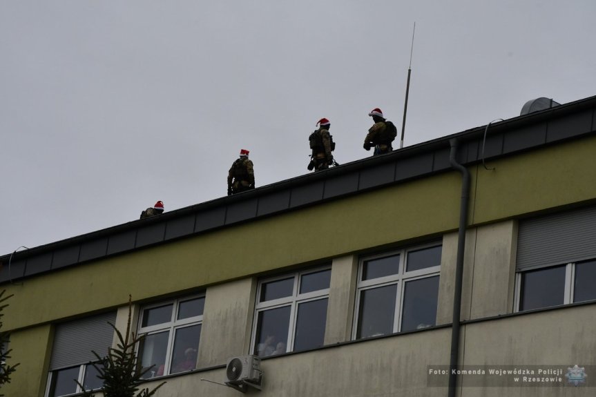Policyjni kontrterroryści w roli pomocników Mikołaja