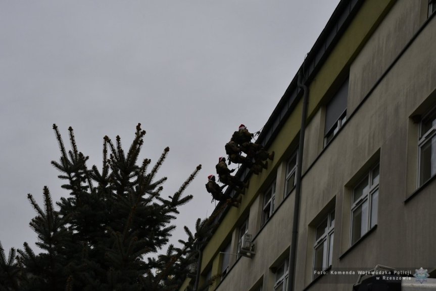 Policyjni kontrterroryści w roli pomocników Mikołaja