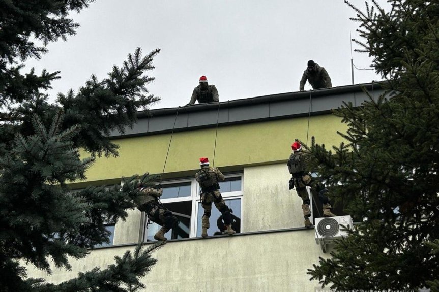 Policyjni kontrterroryści w roli pomocników Mikołaja