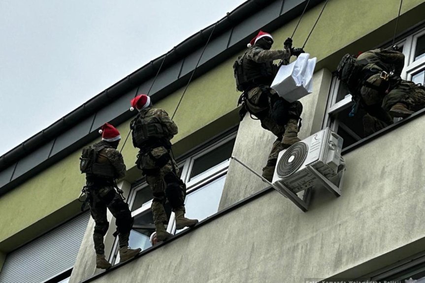 Policyjni kontrterroryści w roli pomocników Mikołaja