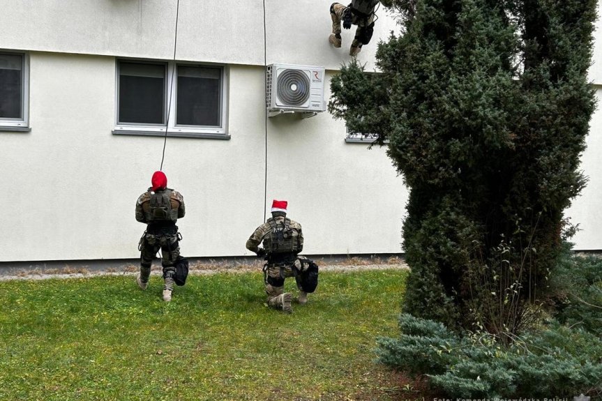 Policyjni kontrterroryści w roli pomocników Mikołaja