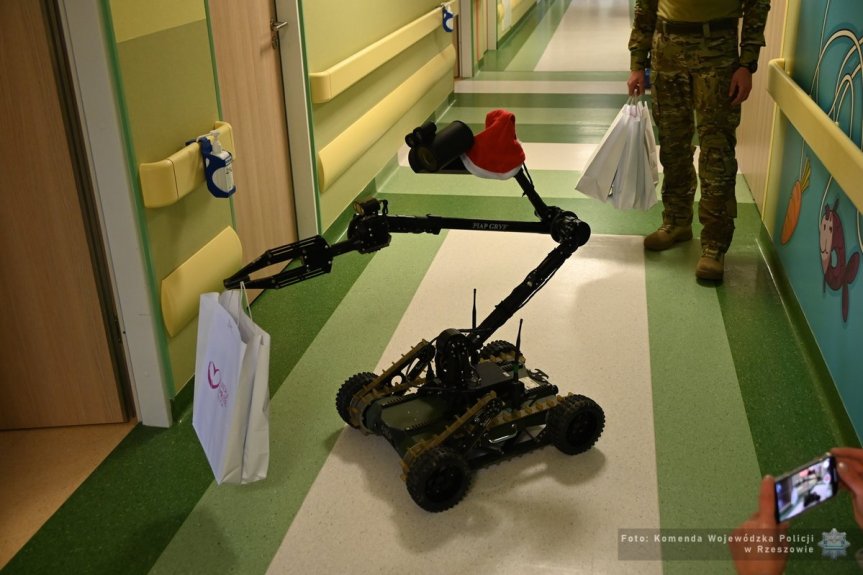 Policyjni kontrterroryści w roli pomocników Mikołaja
