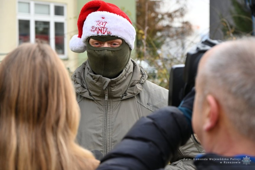 Policyjni kontrterroryści w roli pomocników Mikołaja