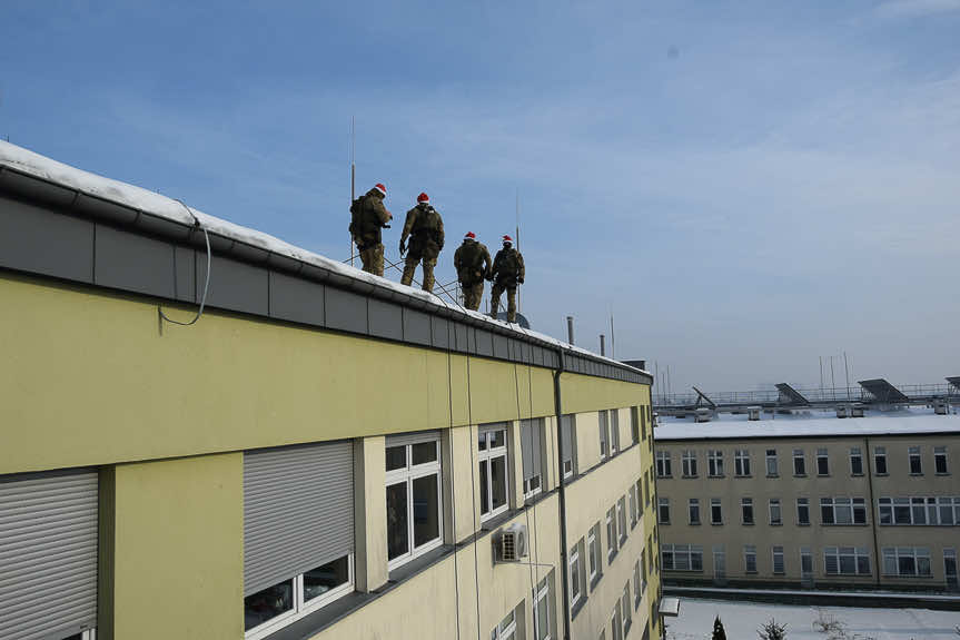 Rzeszowscy kontrterroryści w roli pomocników Mikołaja