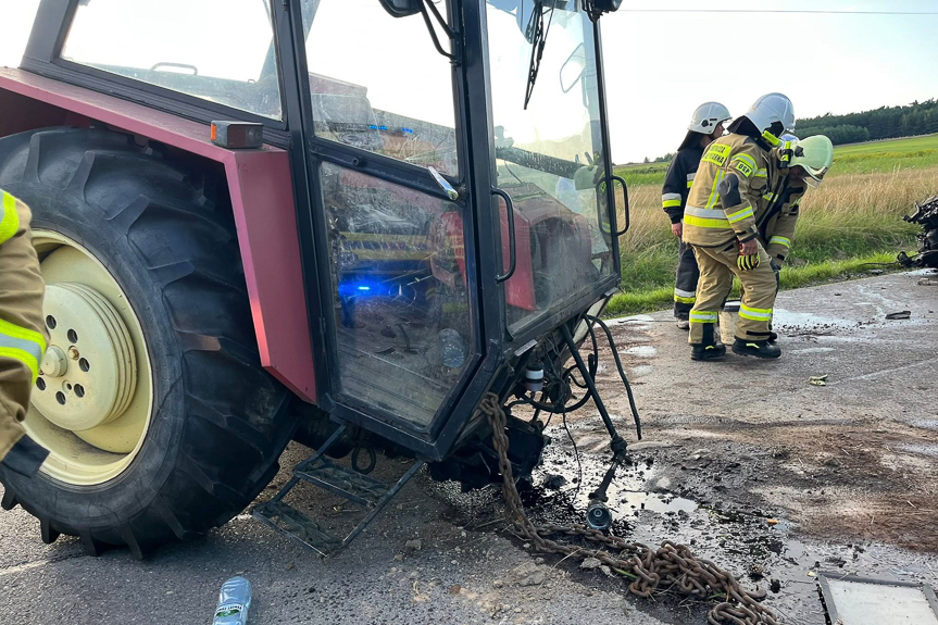 Wypadek w Przewrotnem. Ciągnik zderzył się z samochodem