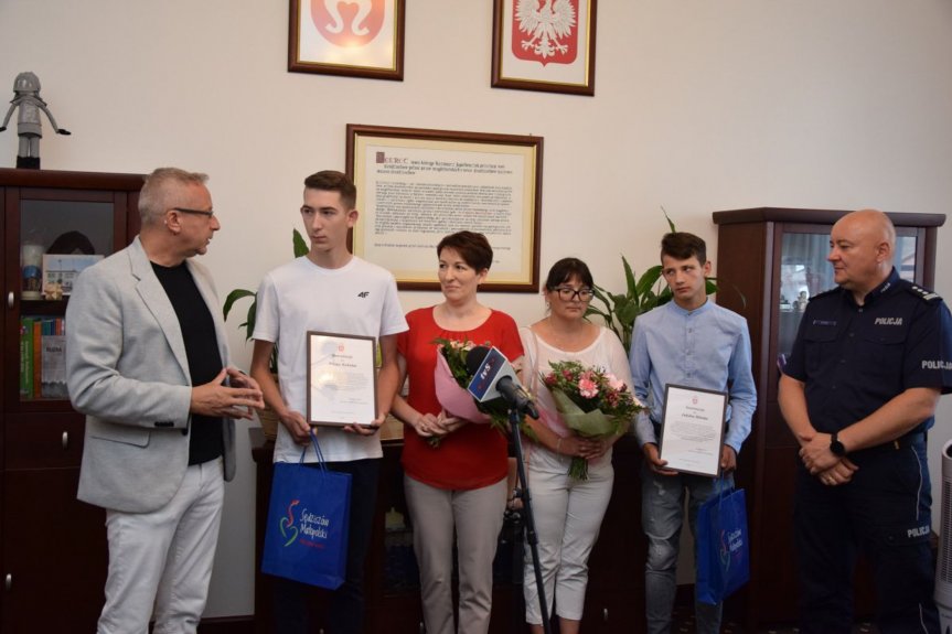 2 nastolatków uratowało rodzinę przed spaleniem w pożarze 2 nastolatków uratowało rodzinę przed spaleniem w pożarze