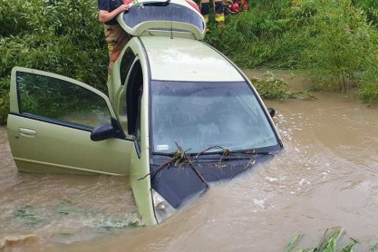 71-latek ofiarą żywiołu. Samochód zniesiony przez rwący nurt