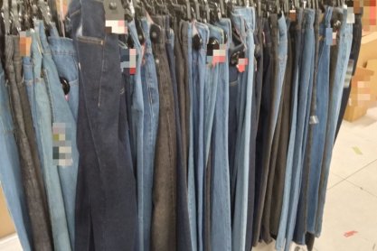 Policjanci zabezpieczyli podrobioną odzież