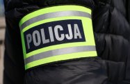 Policjanci zatrzymali dwie osoby, które kradły alkohol ze sklepów