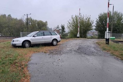 Audi stanęło na torach na trasie Strzyżów-Rzeszów